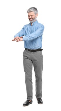 Beyaz arka planda şık giyinen olgun iş adamı.