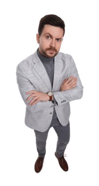 Beyaz arka planda takım elbiseli yakışıklı, sakallı bir iş adamı.