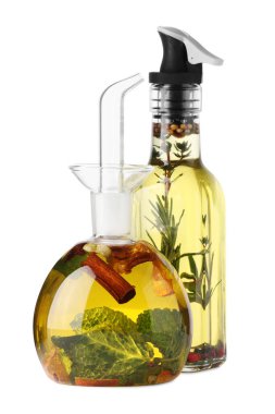 Beyaz arka planda baharat ve otlarla farklı türde pişirme yağları.