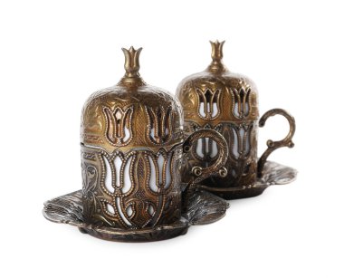 Beyaz arka planda güzel vintage bardak tutacakları ve çay tabakları