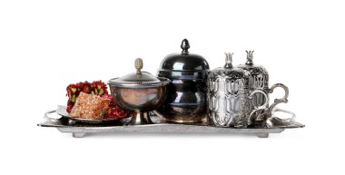 Çay ve Türk lokumu beyaz arka planda eski çay setinde servis edilir