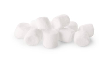 Beyaz üzerine izole edilmiş bir yığın tatlı puf şekeri.