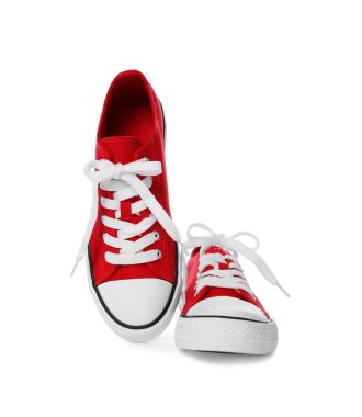 Beyaz arka planda bir çift kırmızı klasik eski moda spor ayakkabı.