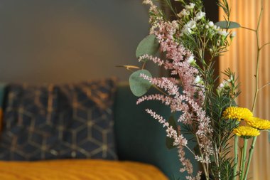 Güzel çiçekler ve kapalı alanda yeşil dallar, metin için alan