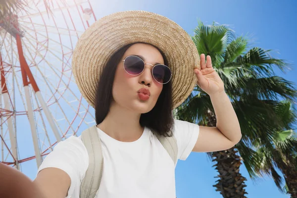 Mujer Joven Sonriente Gafas Sol Sombrero Paja Tomando Selfie Cerca — Foto de Stock