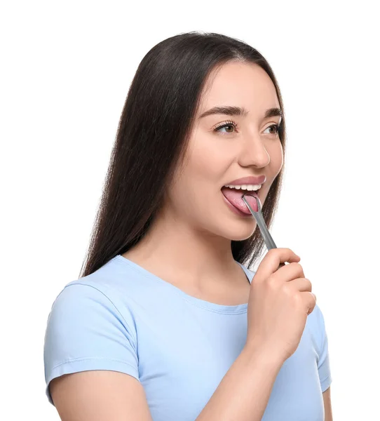 Glückliche Frau Bürstet Ihre Zunge Mit Reiniger Auf Weißem Hintergrund — Stockfoto