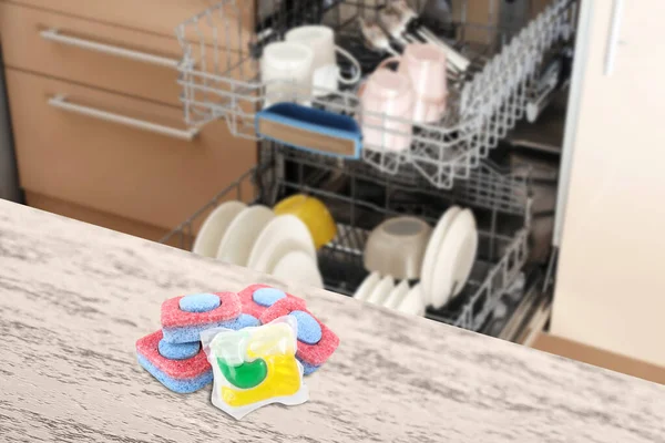 Spülmittel Und Tabletten Auf Weißem Holztisch Der Küche — Stockfoto