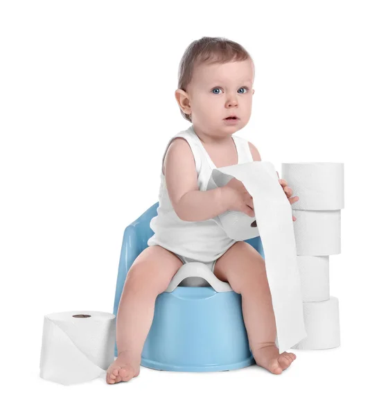 Маленький Ребенок Сидит Горшок Стопка Туалетной Бумаги Рулоны Белом Фоне — стоковое фото