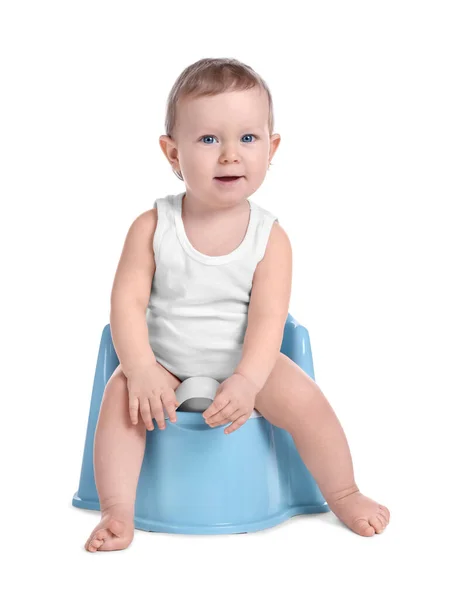 Klein Kind Zittend Baby Potje Tegen Witte Achtergrond — Stockfoto