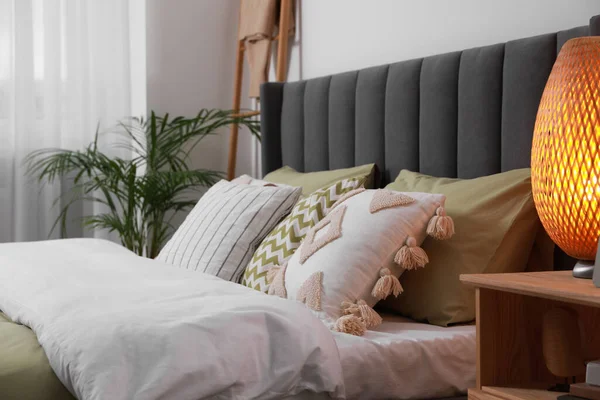 Yastıklı Rahat Bir Yatak Odadaki Ahşap Komodinin Üzerinde Lamba Şık — Stok fotoğraf