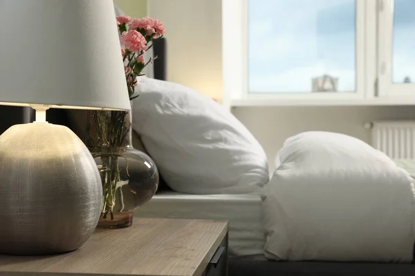 Rahat Bir Yatak Lamba Şık Bir Odada Güzel Çiçekler Tasarım — Stok fotoğraf