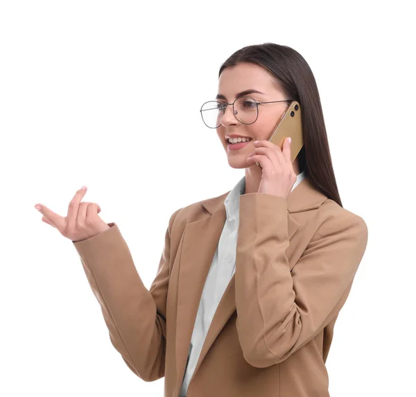 白い背景を背景にスマートフォンで話す美しい幸せなビジネス女性 — ストック写真