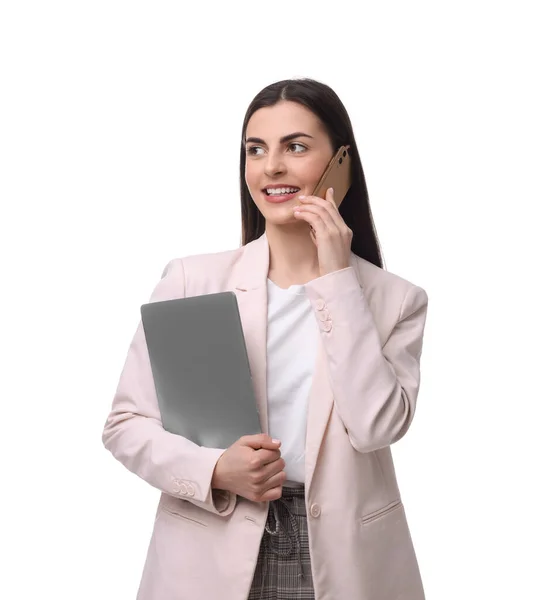 Schöne Geschäftsfrau Mit Laptop Spricht Auf Smartphone Vor Weißem Hintergrund — Stockfoto