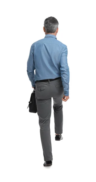 Зрелый Бизнесмен Стильной Одежде Портфелем Белом Фоне Вид Сзади — стоковое фото