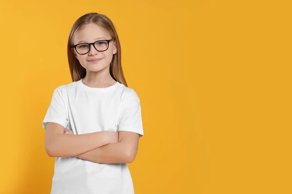 Πορτρέτο Του Χαριτωμένο Κορίτσι Γυαλιά Πορτοκαλί Φόντο Χώρος Για Κείμενο — Φωτογραφία Αρχείου