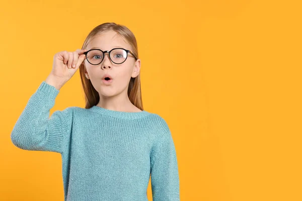 Porträtt Emotionell Flicka Glasögon Orange Bakgrund Plats För Text — Stockfoto