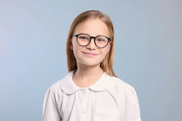 Portrét Roztomilé Dívky Brýlích Světle Šedém Pozadí — Stock fotografie