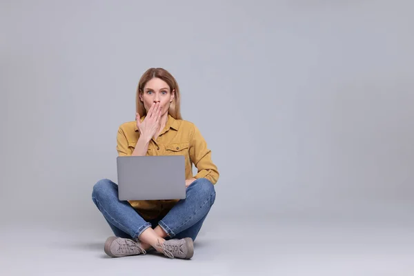 Açık Gri Arka Planda Dizüstü Bilgisayarı Olan Duygusal Bir Kadın — Stok fotoğraf
