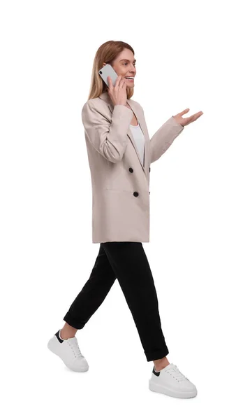 白い背景をスマートフォンで歩く美しい幸せなビジネス女性 — ストック写真
