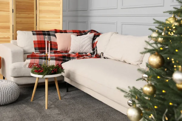 リビングルームで枕やクリスマスの装飾とソファ — ストック写真