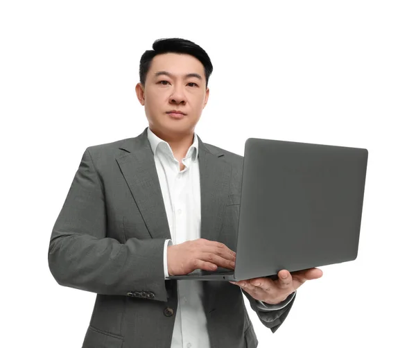Biznesmen Garniturze Pracuje Laptopie Białym Tle — Zdjęcie stockowe