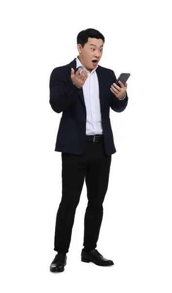 Geschockter Geschäftsmann Anzug Mit Smartphone Auf Weißem Hintergrund — Stockfoto