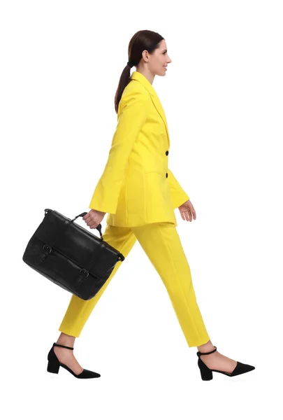 Sarı Takım Elbiseli Beyaz Arka Planda Yürüyen Güzel Bir Kadını — Stok fotoğraf