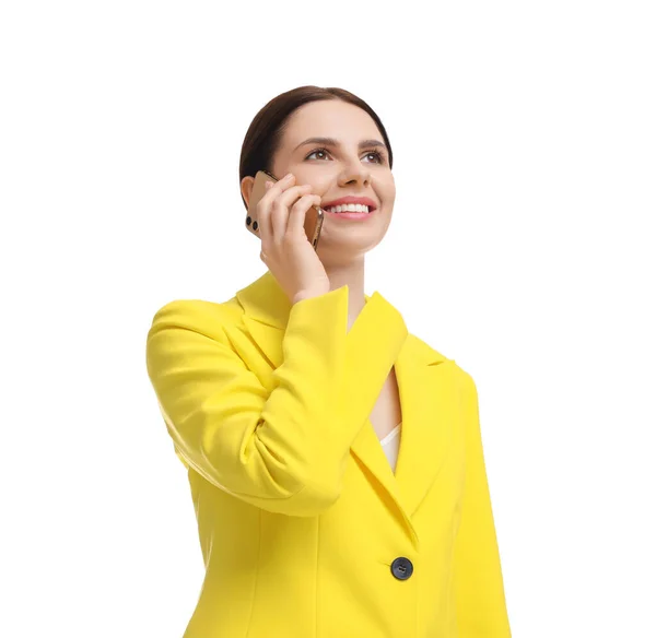 白を背景にスマートフォンで話す黄色のスーツの美しいビジネス女性 低角度ビュー — ストック写真