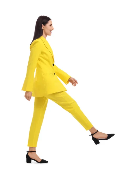 Hermosa Mujer Negocios Traje Amarillo Caminando Sobre Fondo Blanco — Foto de Stock