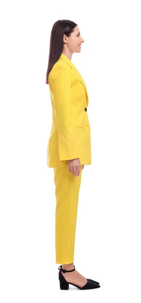 穿着黄色西装站在白色背景上的女商人 — 图库照片