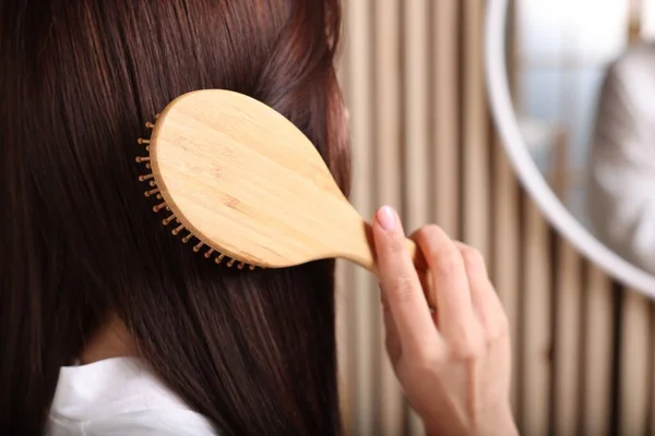 Belle Femme Brossant Les Cheveux Près Miroir Dans Chambre Gros — Photo