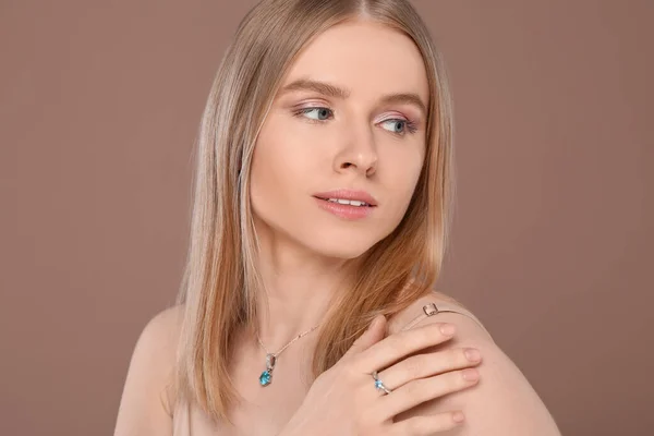 Mooie Jonge Vrouw Met Elegante Sieraden Lichtbruine Achtergrond — Stockfoto