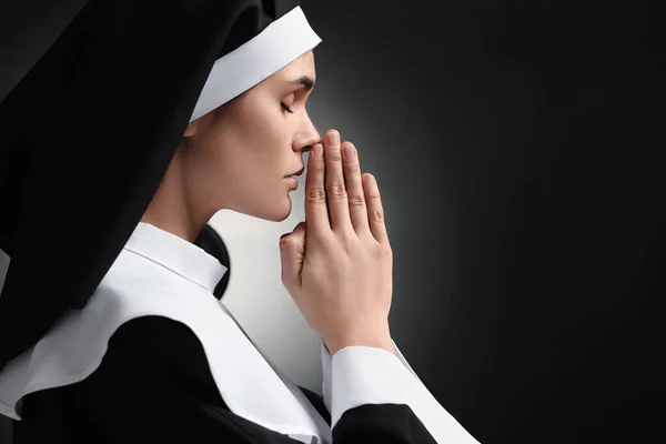 Monja Con Las Manos Cerradas Rezando Dios Sobre Fondo Negro — Foto de Stock
