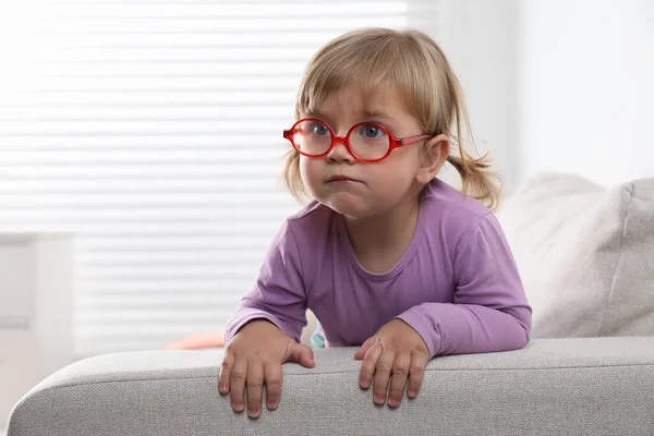 Χαριτωμένο Κοριτσάκι Γυαλιά Στον Καναπέ Στο Σπίτι Χώρος Για Κείμενο — Φωτογραφία Αρχείου