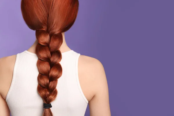 Femme Avec Des Cheveux Tressés Teints Rouge Sur Fond Violet — Photo