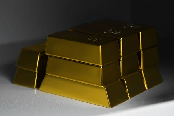 Många Guldtackor Vitt Strukturerat Bord Närbild — Stockfoto