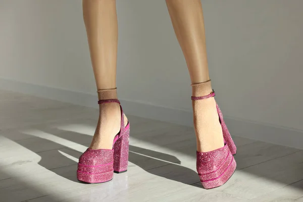 Mulher Usando Sapatos Salto Alto Rosa Com Plataforma Dedos Quadrados — Fotografia de Stock