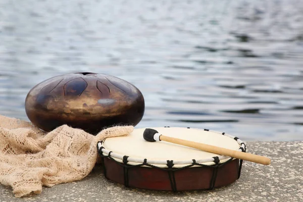 海の近くに異なるドラムとドラムスティック 打楽器 打楽器 — ストック写真