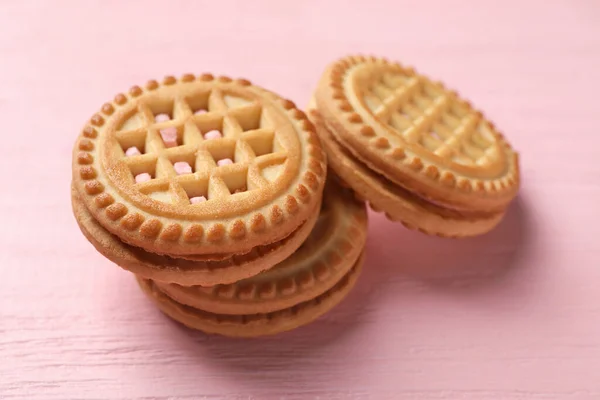 Biscoitos Sanduíche Saborosos Com Creme Mesa Madeira Rosa Close — Fotografia de Stock