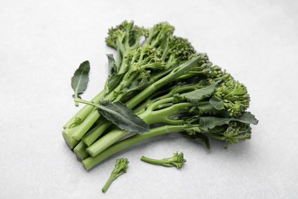 Verse Rauwe Broccolini Witte Achtergrond Gezond Voedsel — Stockfoto