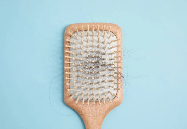 Sikat Kayu Dengan Rambut Yang Hilang Pada Latar Belakang Biru — Stok Foto