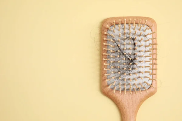 Sikat Kayu Dengan Rambut Yang Hilang Pada Latar Beige Pemandangan — Stok Foto