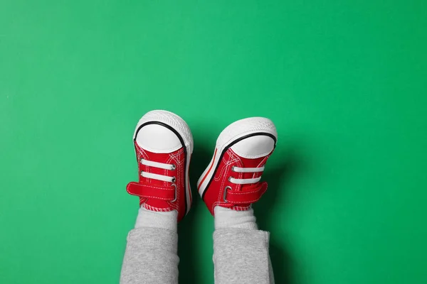 Μικρό Παιδί Κομψό Κόκκινο Gumshoes Πράσινο Φόντο Top View — Φωτογραφία Αρχείου