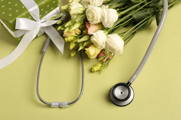 Stethoscope Ajándékdoboz Virágok Zöld Háttérrel Látható Boldog Orvosnapot — Stock Fotó