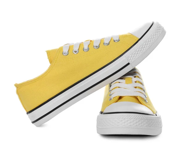 白色背景的黄色经典旧式运动鞋搭配 — 图库照片