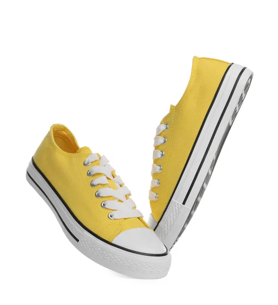 Par Zapatillas Clásicas Amarillas Vieja Escuela Sobre Fondo Blanco —  Fotos de Stock