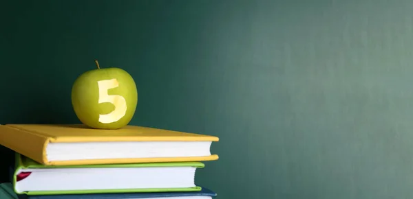 Jablko Vyřezávaným Číslem Pět Jako Školní Známka Knihách Zelených Tabulí — Stock fotografie