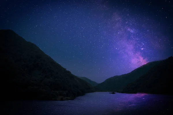 Λίμνη Αντανάκλαση Έναστρου Ουρανού Κοντά Στα Βουνά Καταπληκτικό Νυχτερινό Τοπίο — Φωτογραφία Αρχείου