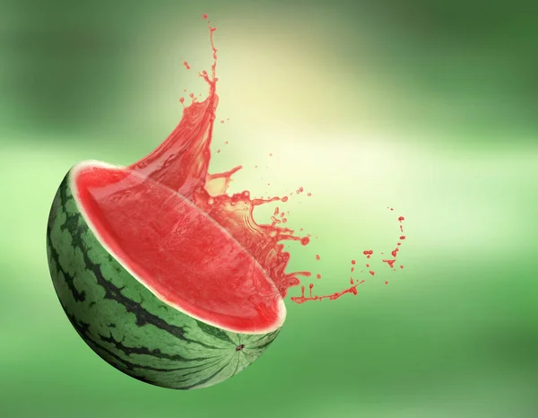 Wassermelone Mit Spritzendem Saft Auf Grünem Hintergrund — Stockfoto
