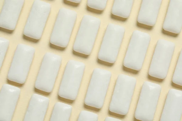 Вкусные Белые Жевательные Жвачки Бежевом Фоне Плоская Раскладка — стоковое фото